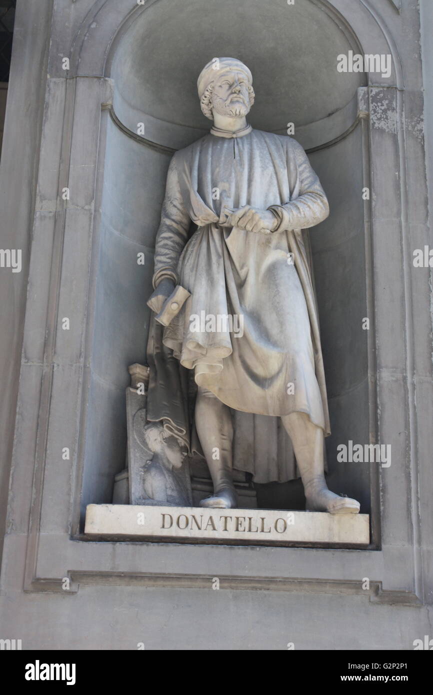 Statue außerhalb der Uffizien in Florenz, Italien. Eines der ältesten Kunstmuseen in der westlichen Welt. Halb figürliche Statuen wie dieser geschlossenen alle über Florenz erscheinen. Statue des Künstlers Donatello. Stockfoto
