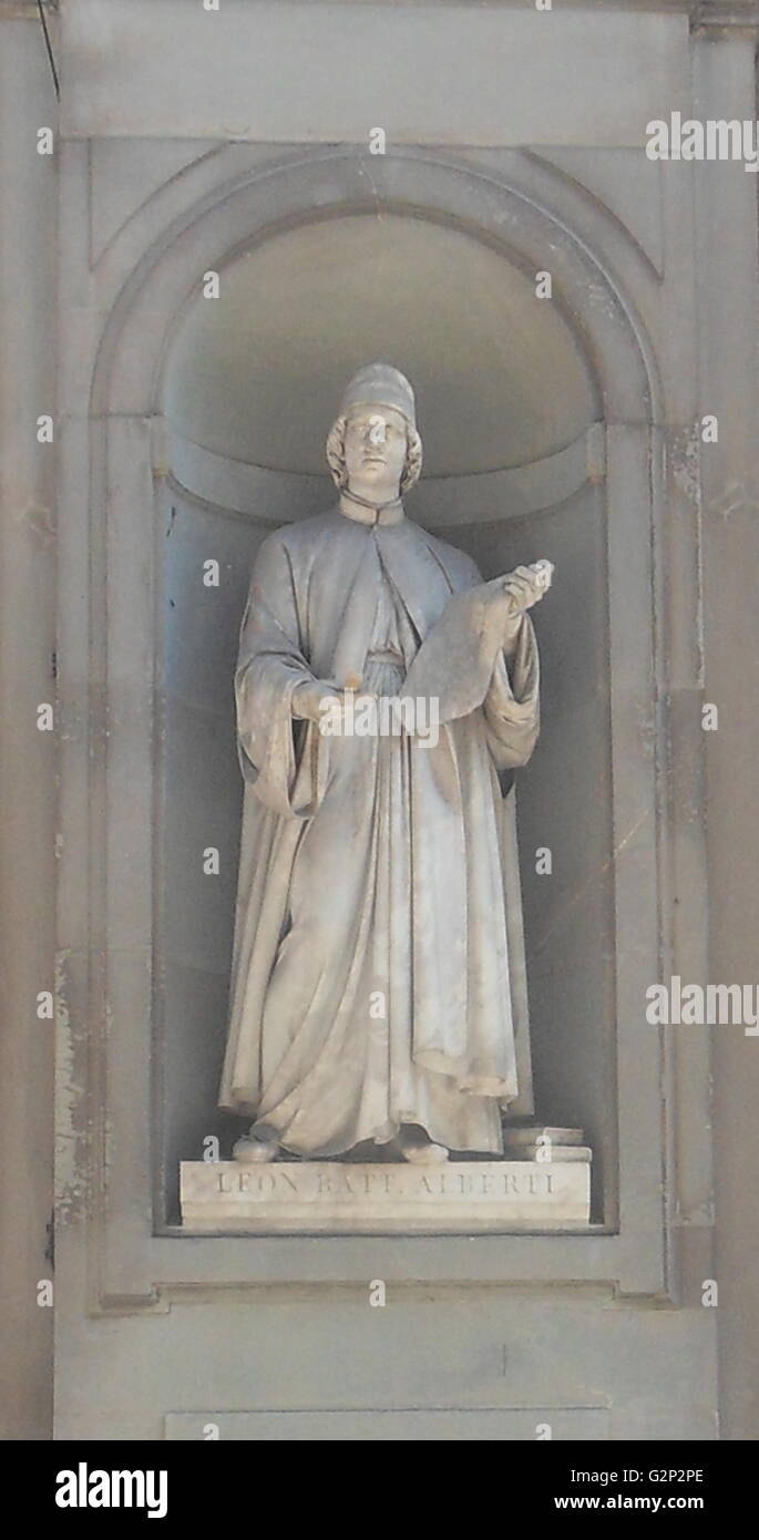 Statue außerhalb der Uffizien in Florenz, Italien. Eines der ältesten Kunstmuseen in der westlichen Welt. Halb figürliche Statuen wie dieser geschlossenen alle über Florenz erscheinen. Statue von Leon Battista Alberti, italienischer Autor, Künstler, Architekt, Dichter, Priester, Sprachwissenschaftler, Philosoph, kryptologe und allgemeine Renaissance Humanist. Stockfoto