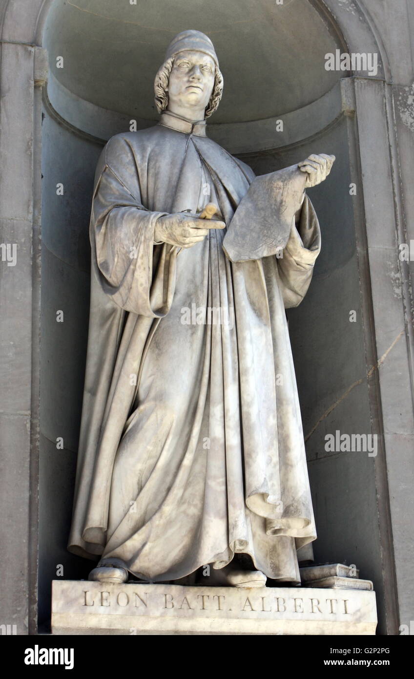 Statue außerhalb der Uffizien in Florenz, Italien. Eines der ältesten Kunstmuseen in der westlichen Welt. Halb figürliche Statuen wie dieser geschlossenen alle über Florenz erscheinen. Statue von Leon Battista Alberti, italienischer Autor, Künstler, Architekt, Dichter, Priester, Sprachwissenschaftler, Philosoph, kryptologe und allgemeine Renaissance Humanist. Stockfoto