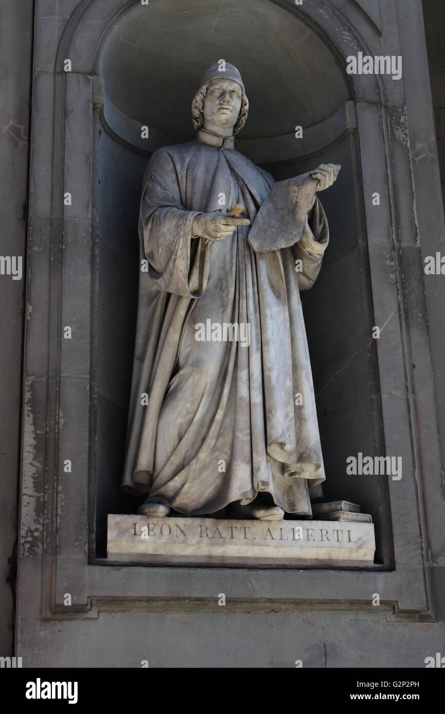 Statue außerhalb der Uffizien in Florenz, Italien. Eines der ältesten Kunstmuseen in der westlichen Welt. Halb figürliche Statuen wie dieser geschlossenen alle über Florenz erscheinen. Statue von Leon Battista Alberti, italienischer Autor, Künstler, Architekt, Dichter, Priester, Sprachwissenschaftler, Philosoph, kryptologe und allgemeine Renaissance Humanist. Stockfoto