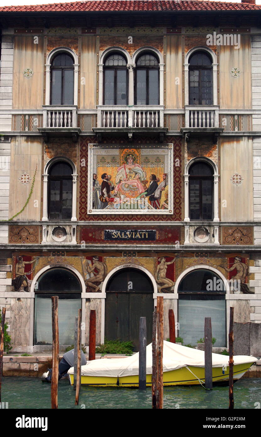 Der Palazzo Salviati, einen Palast am Canal Grande in Venedig, Italien. Von Nanni di Baccio Bigio konzipiert. Mit Mosaiken auf der Fassade. Stockfoto