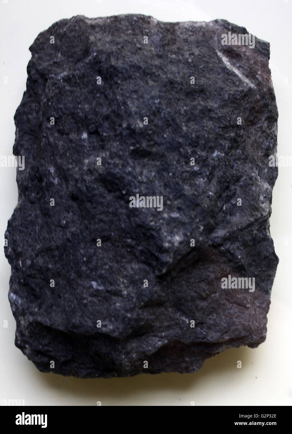 Ein großes Stück der Peridotite. Eine ultramafic, dichten Grobkörniges magmatisches Gestein. Die dominierende Rock im oberen Teil des Erdmantels Erde. Stockfoto