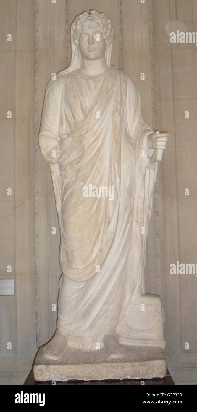 Marmorstatue des antinous als Vergöttlicht Priester. Einer der engsten Hadrian Gefährten, die in vielen Statuen vergöttert nach seinem Tod war, und für die ein Kult in seinem Namen gebildet. Diese Statue ist aus Cyreme in Libyen. In seinem Kopf wird mit einem Stück seiner Robe bedeckt, wie er sich über ein Opfer zu Ehren des Kaisers vorsteht. Stockfoto