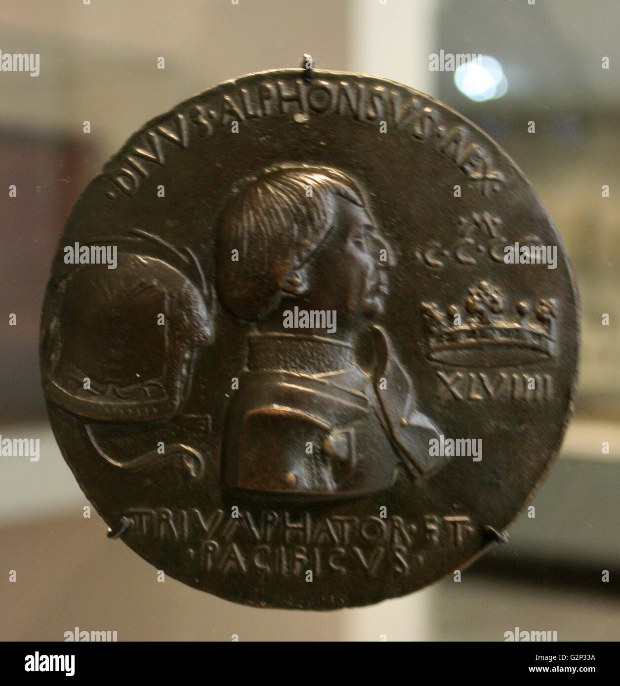 Medaille/Münze mit Relief von Alfons von Aragon. Der König von Neapel. Circa 1449. Durch die Master Medaille - Teekocher Pisanello. Mit lateinischer Inschrift. Stockfoto
