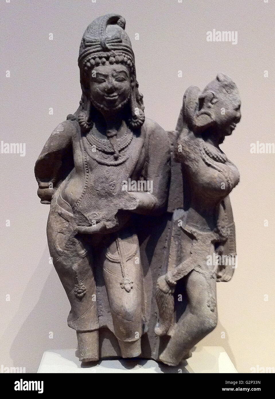 Der Gott DANDA und die Göttin Nikshibha. (Betreuer von Surya, Gott der Sonne). 11. Jahrhundert indischen. Aus Sandstein. Von einem großen Stele zu Surya gewidmet. Stockfoto