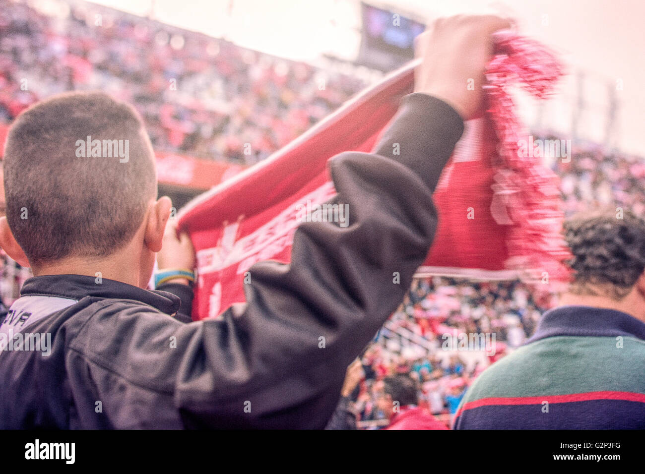 Jungen Fußball-Fan mit seinem Schal. Ramon Sanchez-Pizjuan Stadion, Sevilla, Spanien Stockfoto