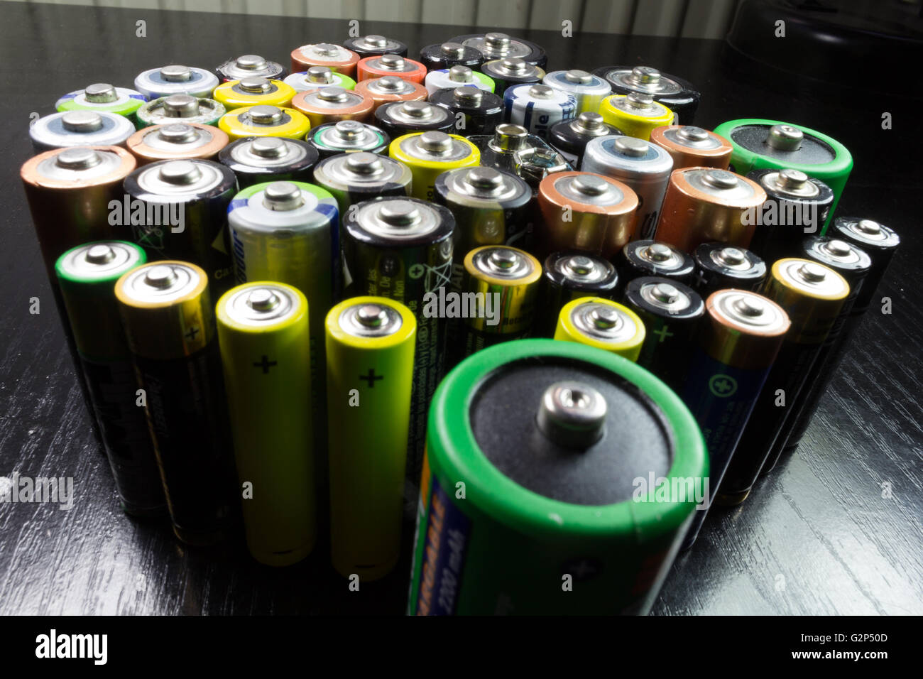 Batterien verschiedener Typen und Farben Stockfoto