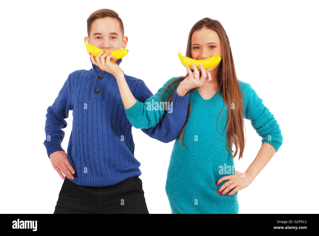 Jungen und Mädchen hält eine Bananenform Lächeln isoliert auf weiss Stockfoto