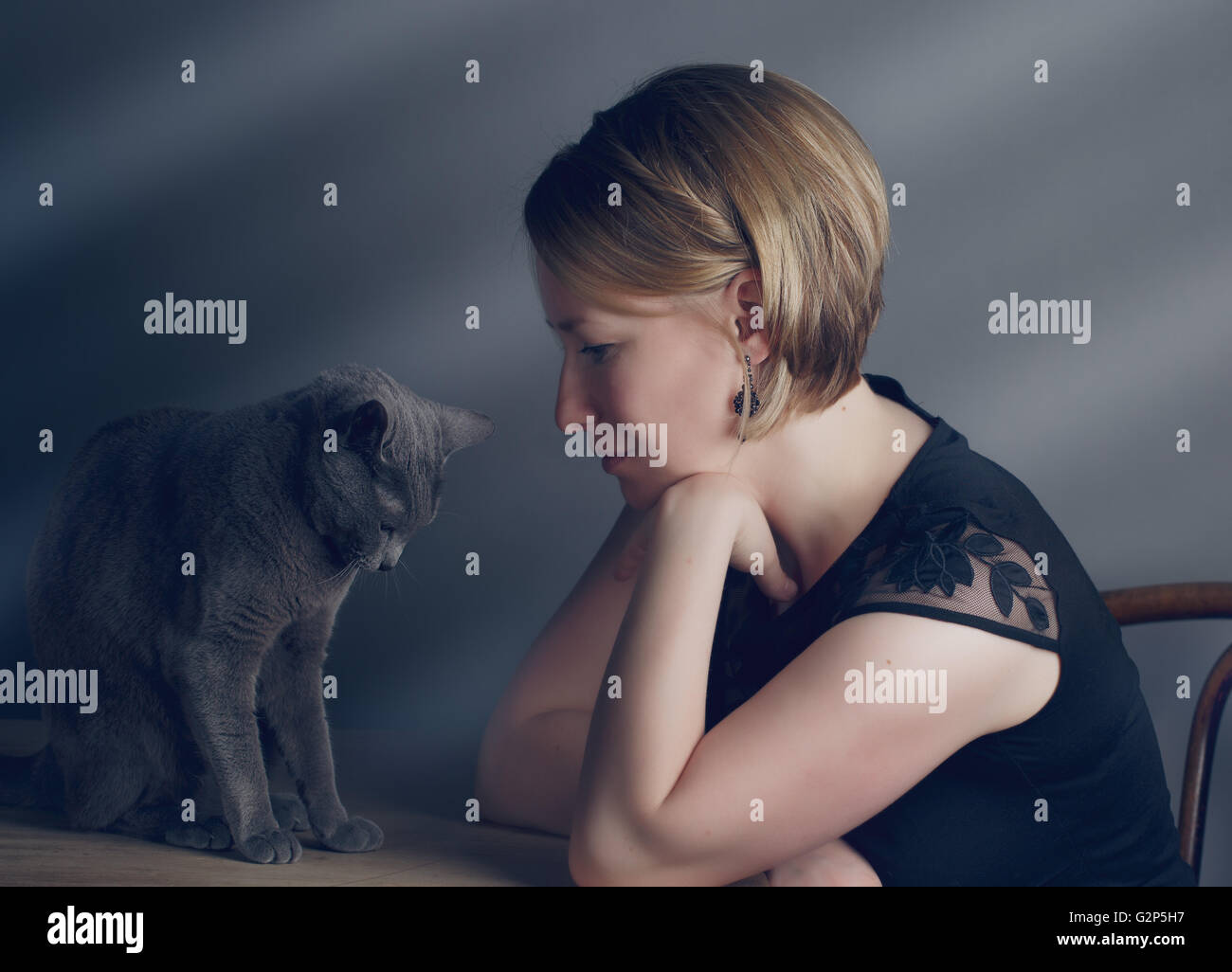 Porträt einer erwachsenen Frau mit ihrem reinrassige Russisch blauenkatze Stockfoto