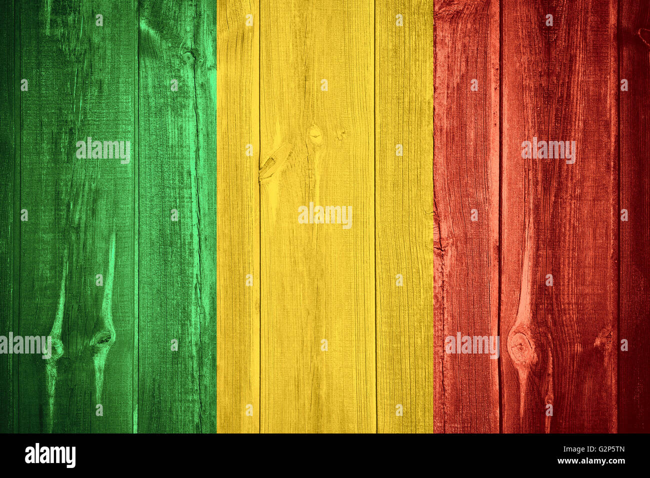 Flagge von Mali oder Malian Banner auf hölzernen Hintergrund Stockfoto