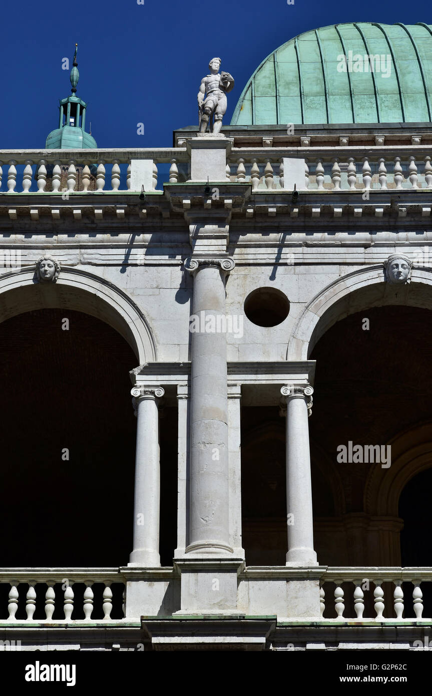 Detail von Basilica Palladiana Loggia mit Rundbögen, Säulen und Architrav kennt als "Serliana", eine perfekte Probe des späten r Stockfoto