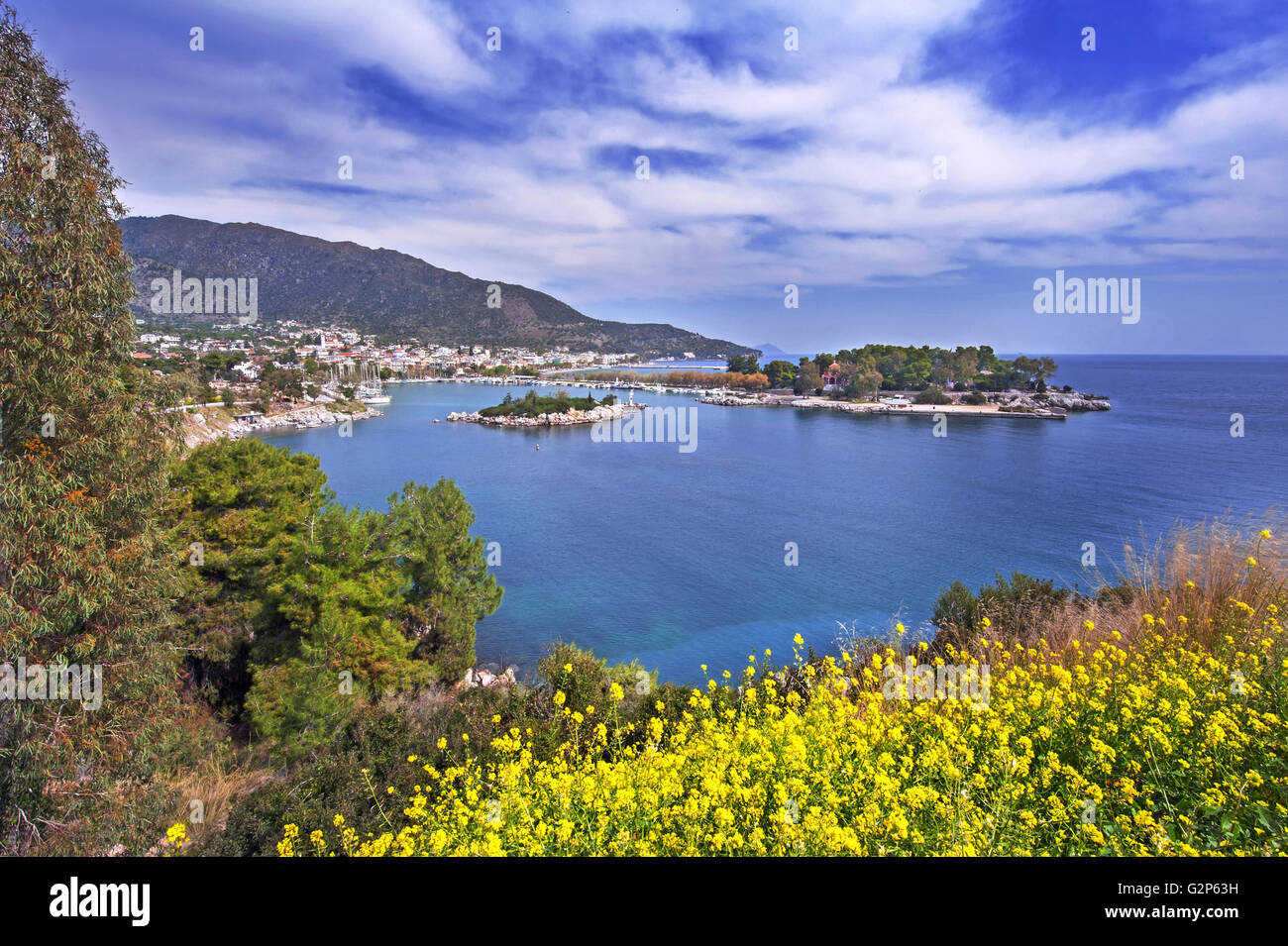 Blick auf Methana Hafen und Stadt fand in den Saronischen Golf, in der Nähe von Piräus, Griechenland Stockfoto