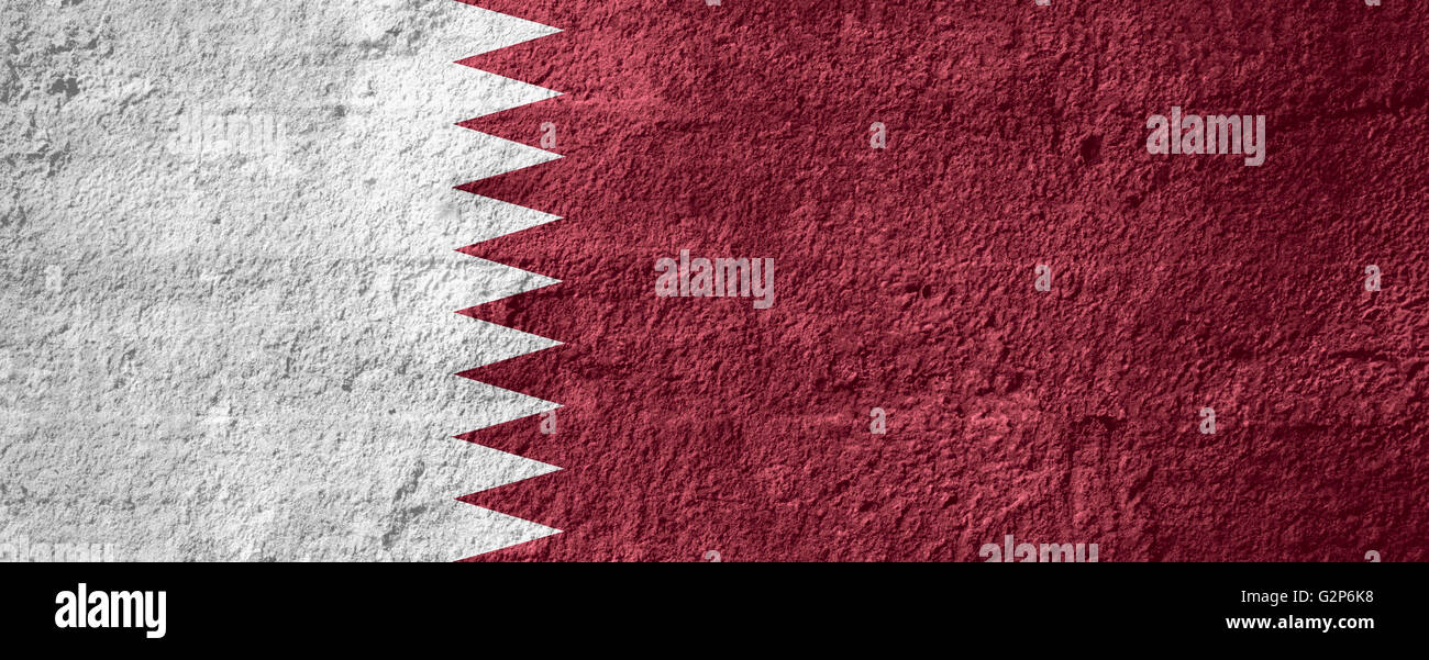 Flagge von Katar oder Qatari Banner auf grobe Textur Stockfoto