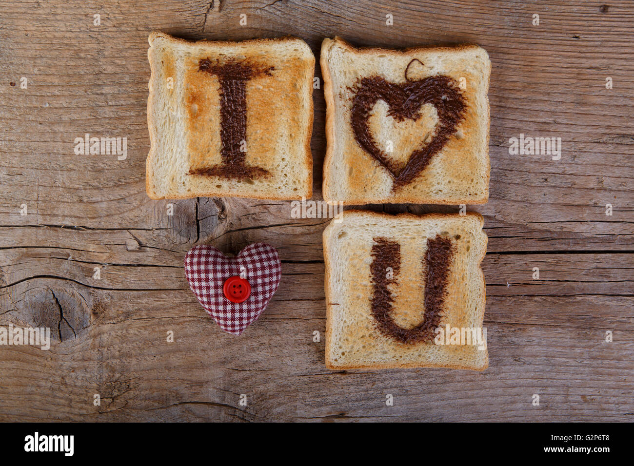 Ich liebe dich gemalt mit Haselnuss-Creme auf weißen Toast-Brot Stockfoto