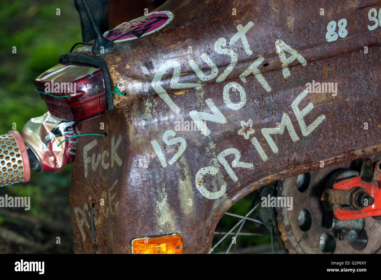 Rost ist kein Verbrechen, die Inschrift auf einem tschechischen Motorrad Jawa 21 Stockfoto