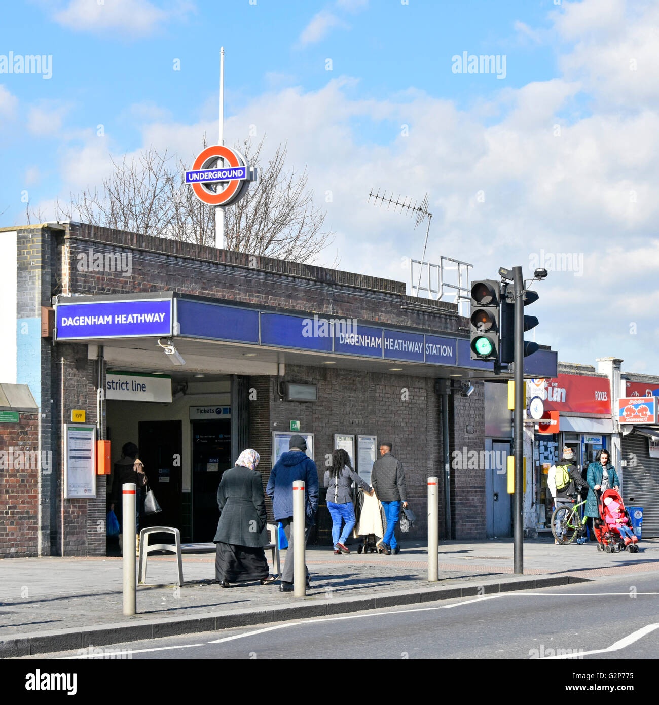 Dagenham Heathway Londoner U Bahn Eingang Der Rohre Oberflache Station Auf Brucke Strasse Uber District Line London Borough Of Barking Dagenham Uk Stockfotografie Alamy Dagenham Heathway Londoner U Bahn Eingang Der Rohre Oberflache Station Auf Brucke Strasse Uber District Line London Borough Of Barking Dagenham Uk Stockfotografie Alamy