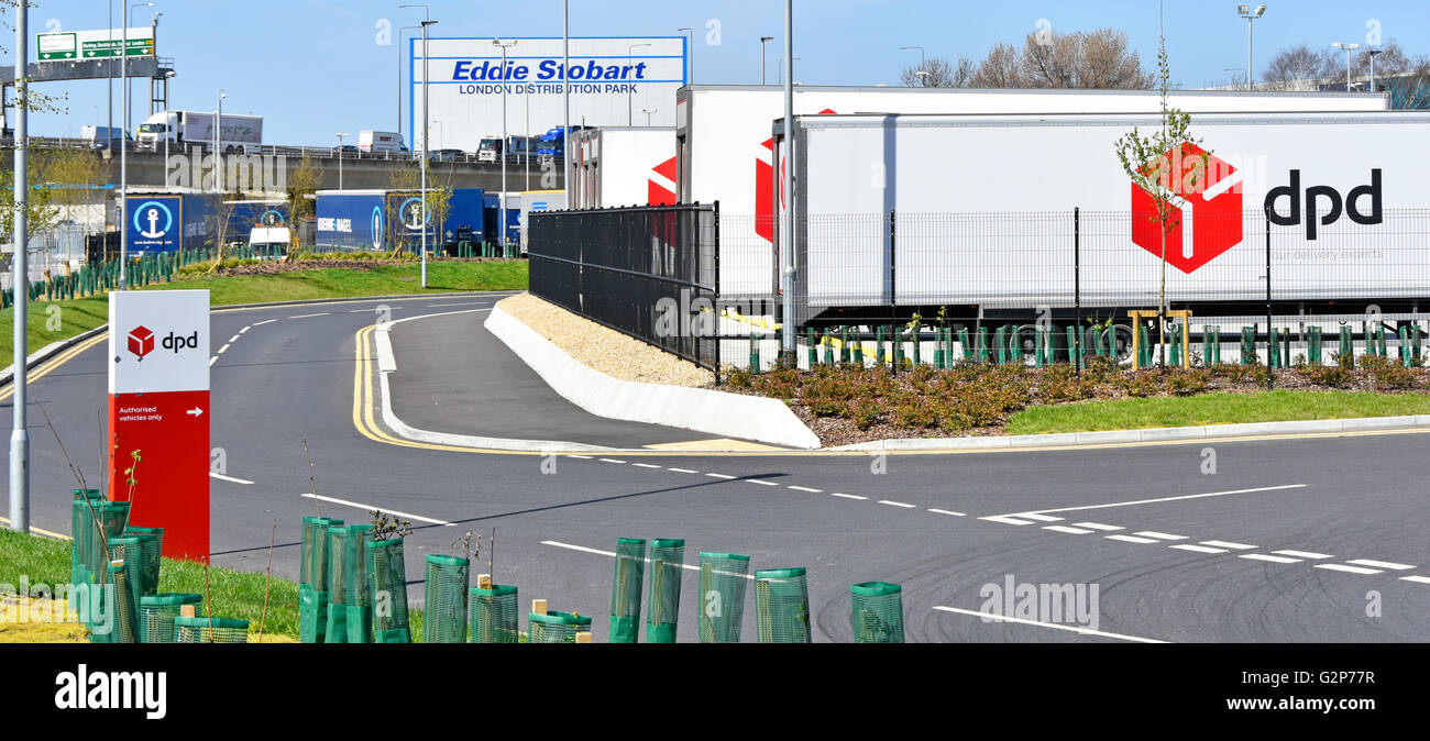 Transport Logistik Eingang zum neuen Dpd Paket Verkaufslager neben A13 Straße mit Eddie Stobart East London UK Vertrieb Park darüber hinaus Stockfoto