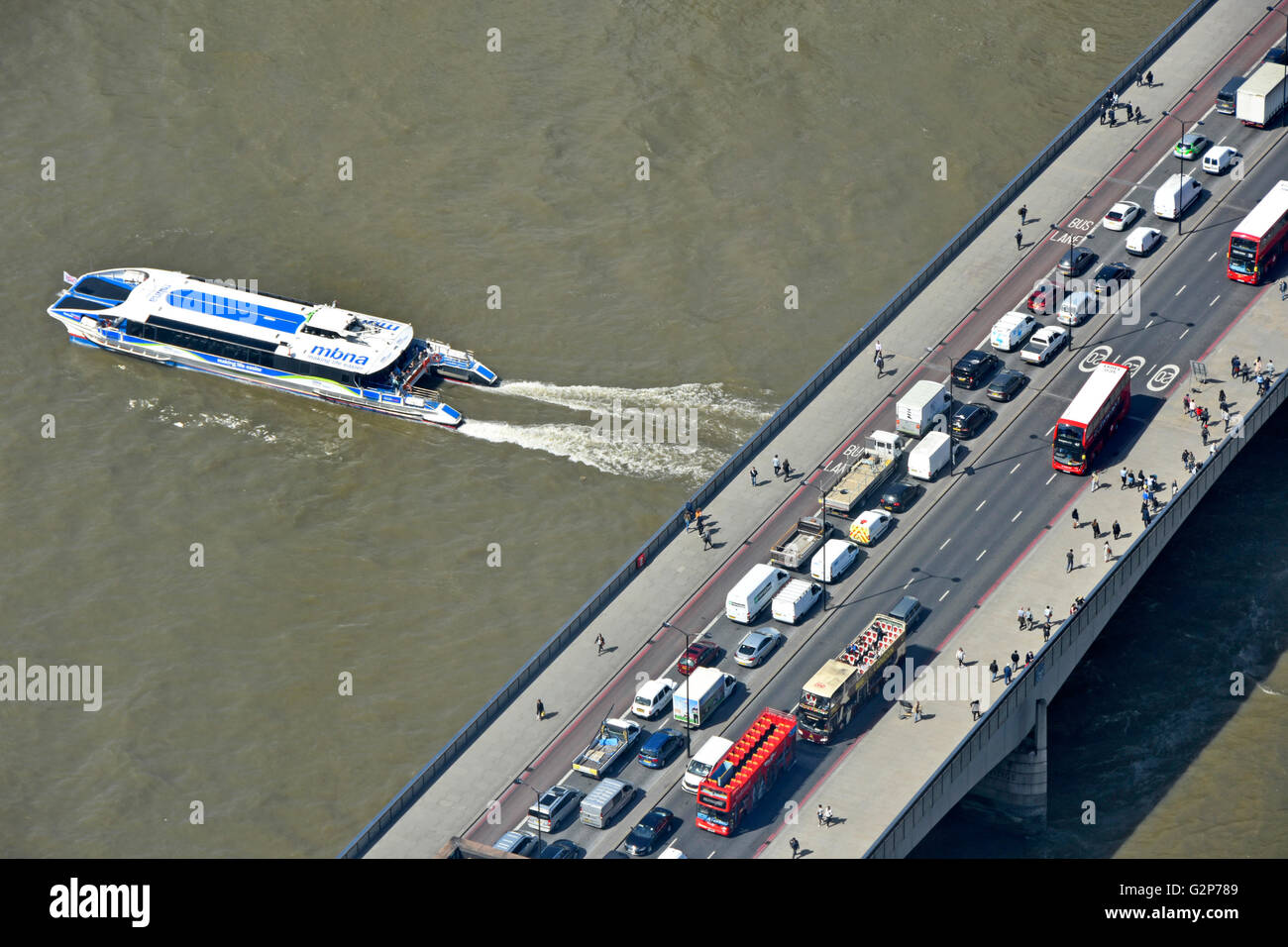 Luftbild von oben von Stau und Fußgänger auf der London Bridge mit Thames Clipper-Fluss-Bus-Service vorbei unter England UK Stockfoto