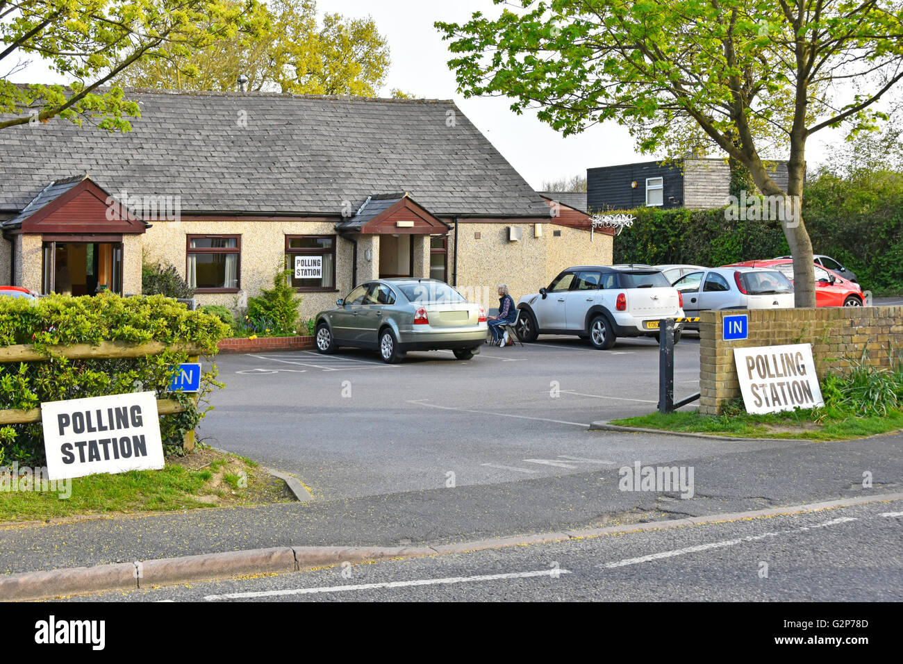 Zeichen außerhalb von ländlichen Wahllokal Anlagen einschließlich Auto Parkplatz in Doddinghurst Essex Dorfhalle English UK Wahl Stockfoto