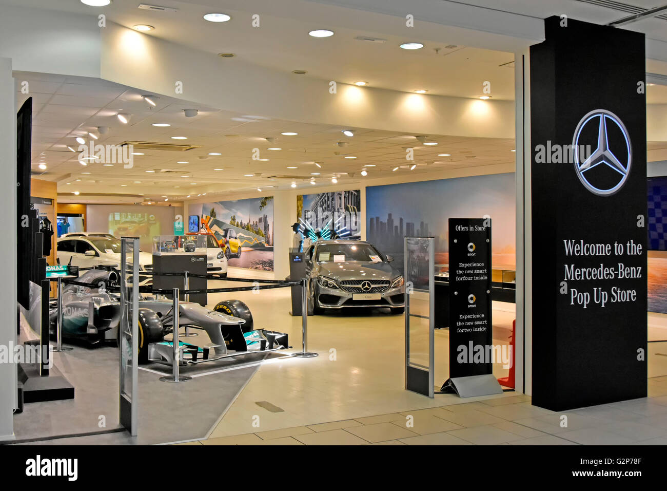 Mercedes-Benz Auto Autohaus indoor Pop Up Store in der Lakeside Shopping Centre Mall Thurrock Essex England UK erstellen einen neuen Popup-Autos-showroom Stockfoto