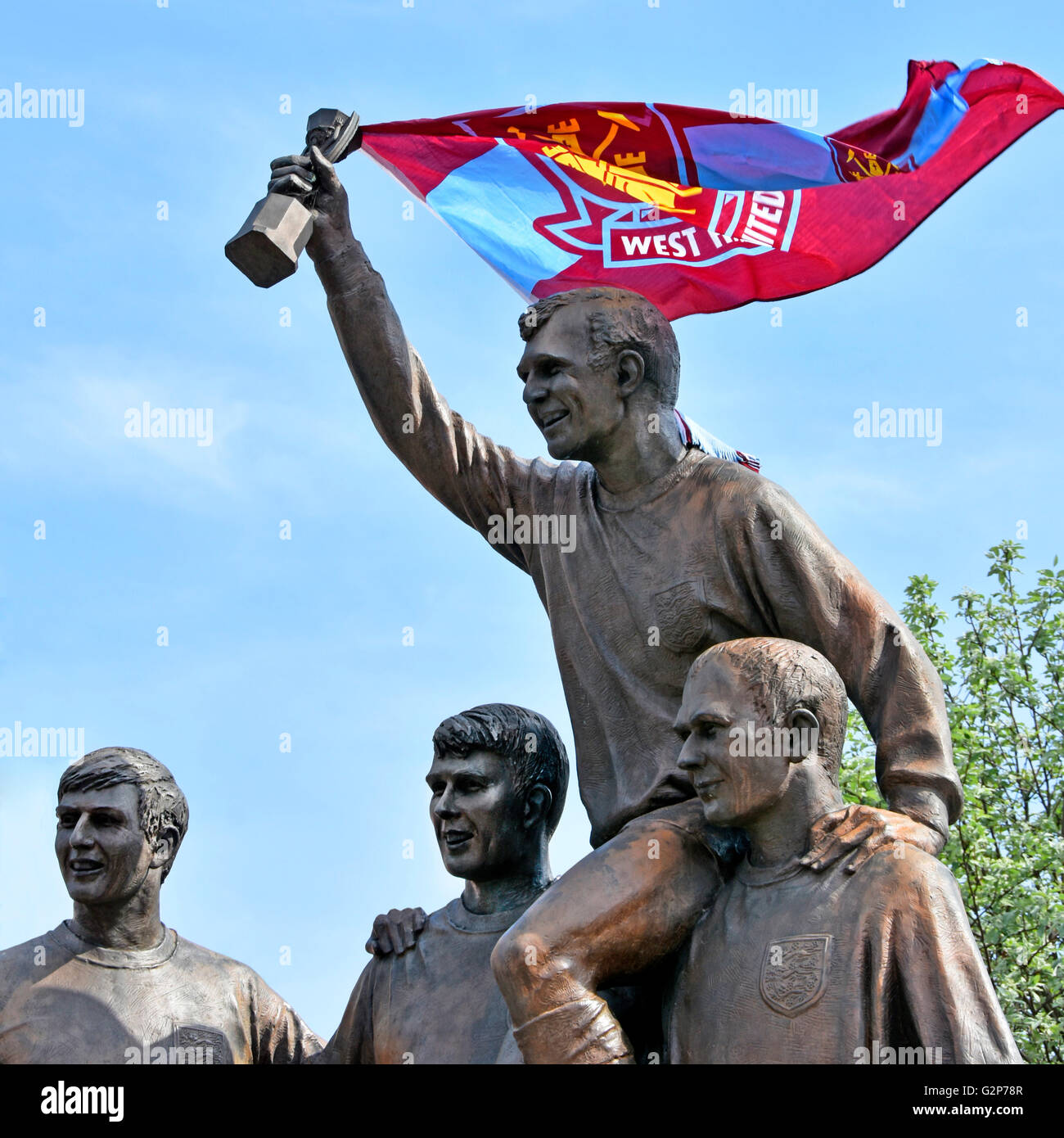 Teil des World Cup Fußball Spieler Skulptur Statue featuring Bobby Moore mit World Cup Trophäe und Fans West Ham Fahne fest im Upton Park-Tasse Stockfoto