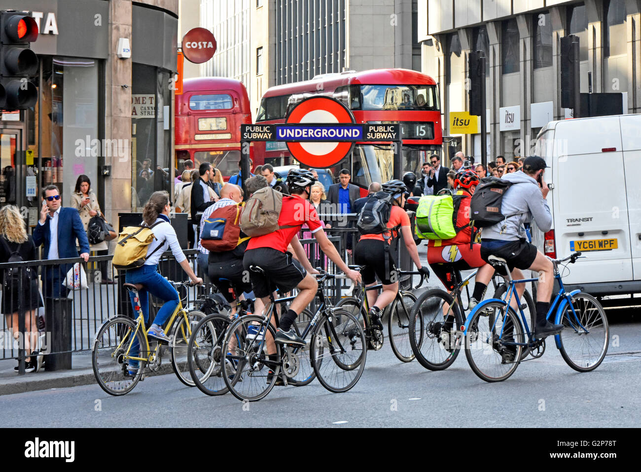 Abend Hauptverkehrszeit in Stadt von London England UK als Arbeitnehmer Zyklus nach Hause Radfahrer im Wettbewerb mit anderen Pendlern und Verkehr in das Gerangel nach Hause zu kommen Stockfoto