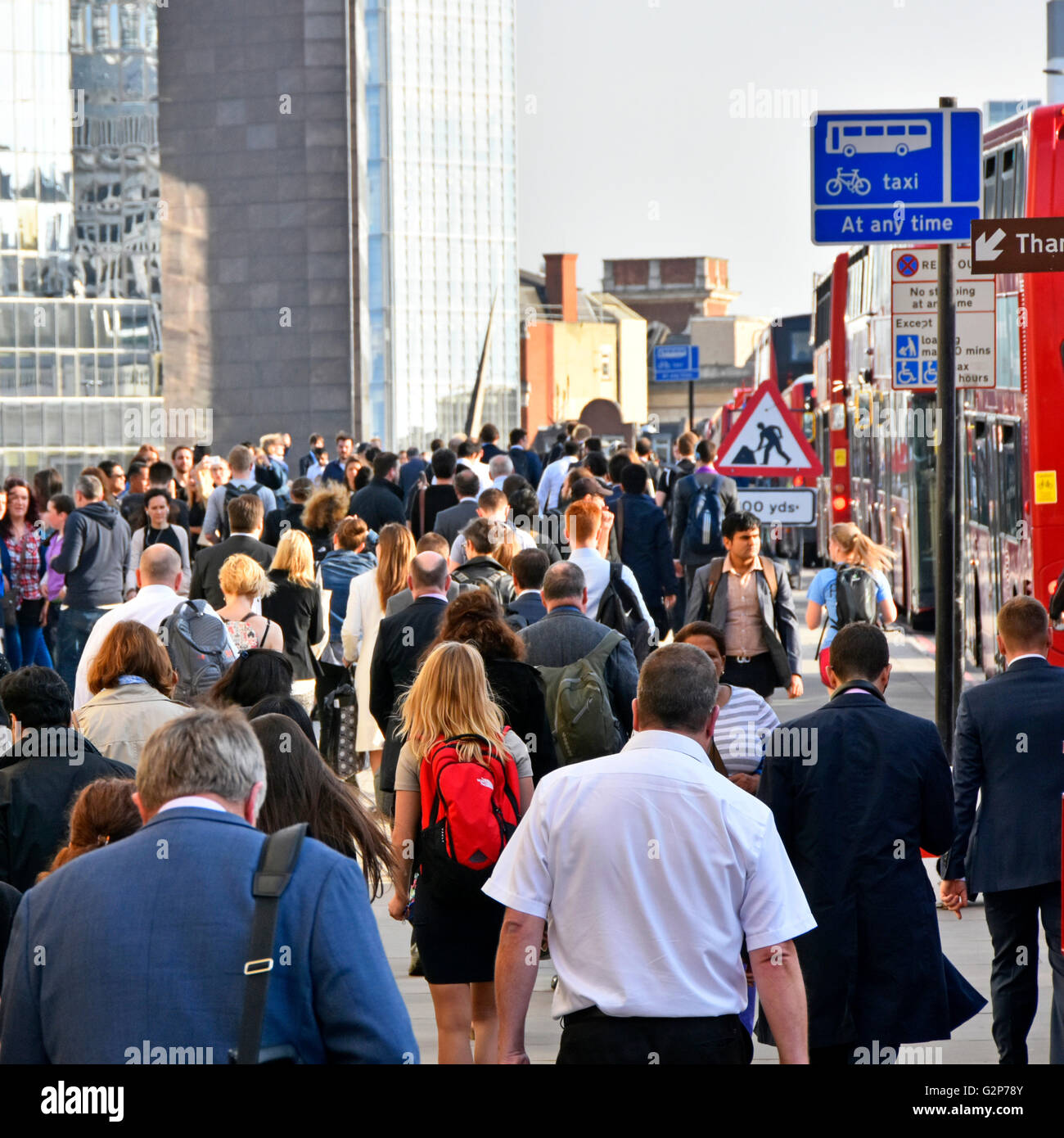 Pendler Büroangestellte zu Fuß über London Brücke in Richtung Bahnhof London Bridge während Pendler Feierabendverkehr Heimat England UK Stockfoto