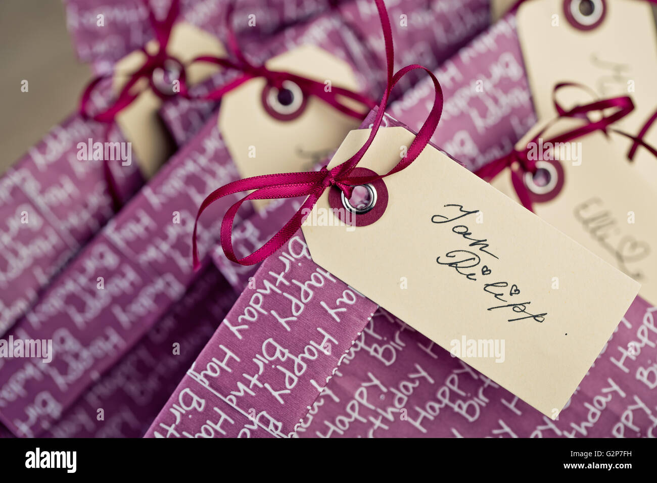 Violette Geschenktüten mit Namens-Tags auf Kinder-Geburtstagsparty Stockfoto