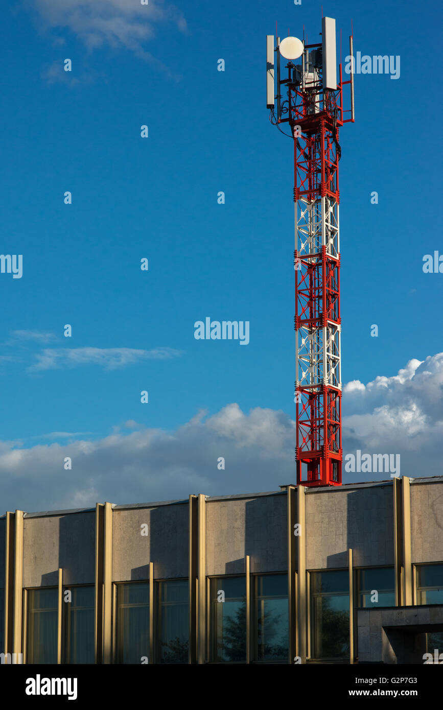 Rote und weiße Antenne Turm auf dem Dach des Gebäudes Stockfoto