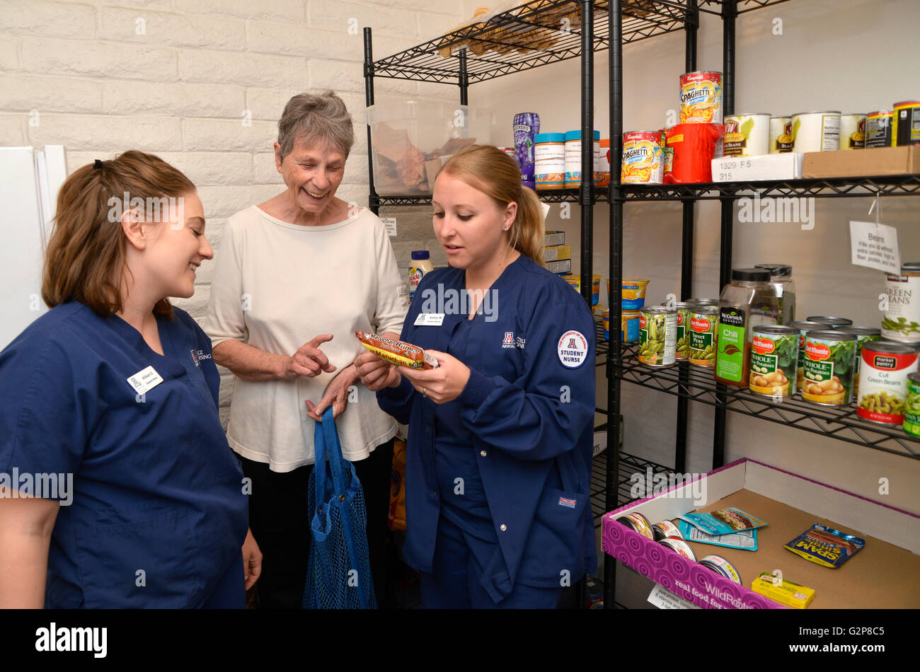 Krankenpflegeschüler gehen Lebensmitteletiketten mit ein Wunder Square Bewohner im Rahmen ihrer Hochschulausbildung. Stockfoto