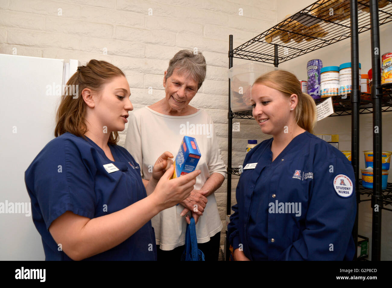 Krankenpflegeschüler gehen Lebensmitteletiketten mit ein Wunder Square Bewohner im Rahmen ihrer Hochschulausbildung. Stockfoto