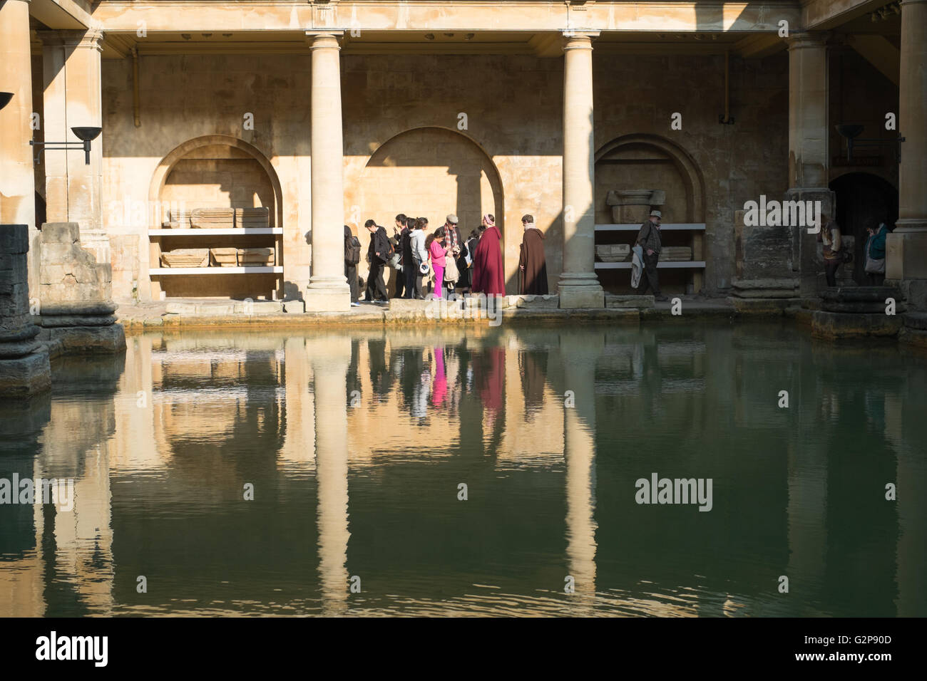 Besucher in den römischen Thermen in Bath in Somerset, England Stockfoto