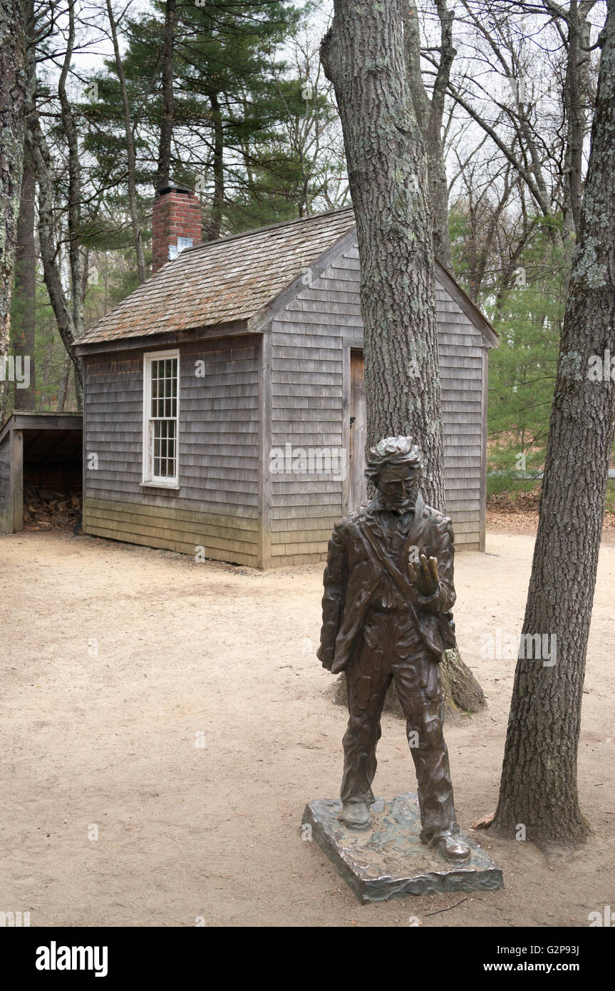 Eine Bronzestatue von Thoreau mit einer Rekonstruktion seiner Kajüte, Walden Pond, Concord, Massachusetts, USA Stockfoto