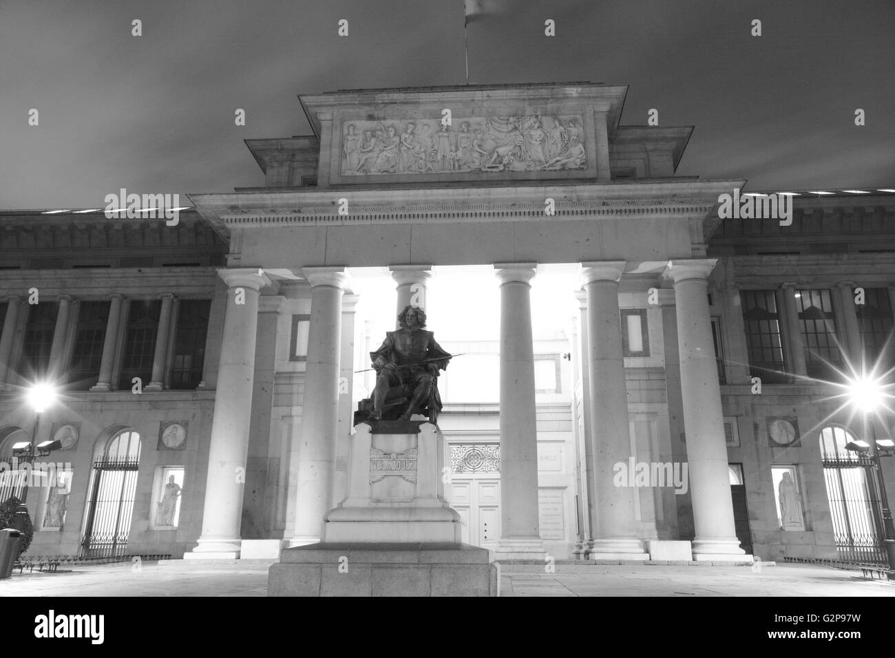 Madrid bei Nacht. El Prado Museum Fassade. Spanien. Horizontale Stockfoto