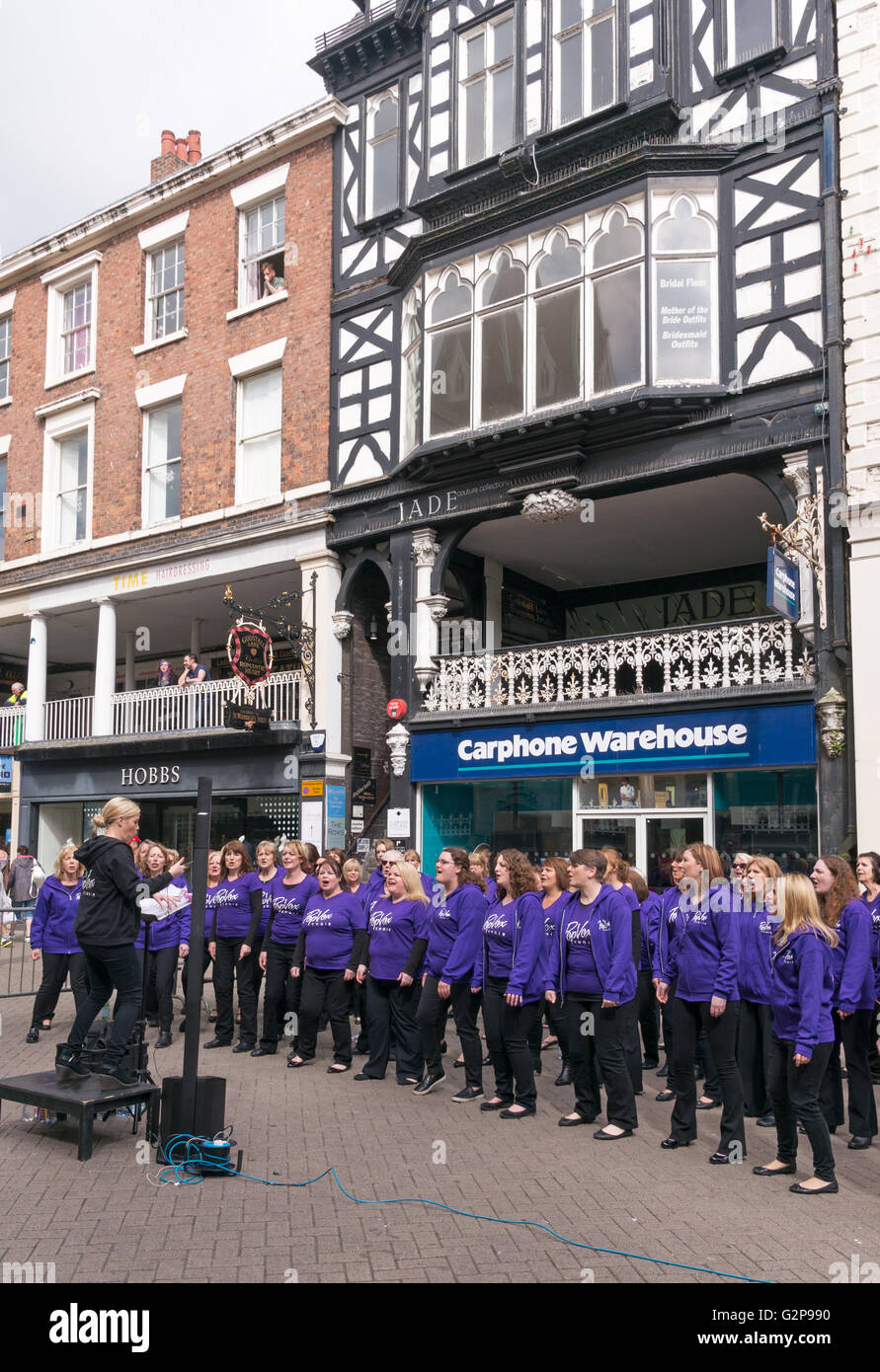 Damen Chor PopVox singen im Eastgate St, Chester, Cheshire, England, UK Stockfoto