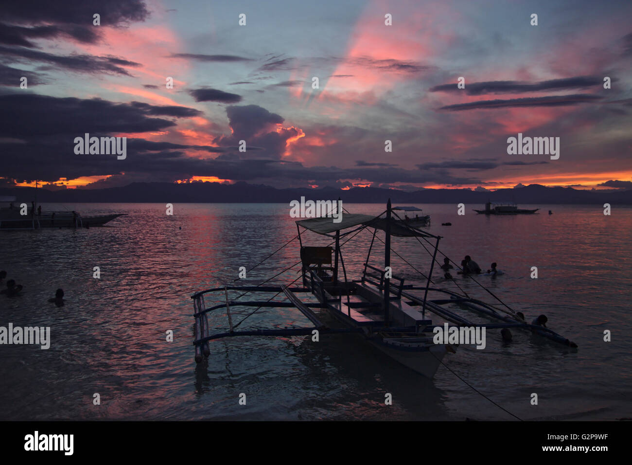 Dramatischen Sonnenuntergang in Moalboal auf Cebu, mit Negros in den Rücken, Visayas, Philippinen Stockfoto
