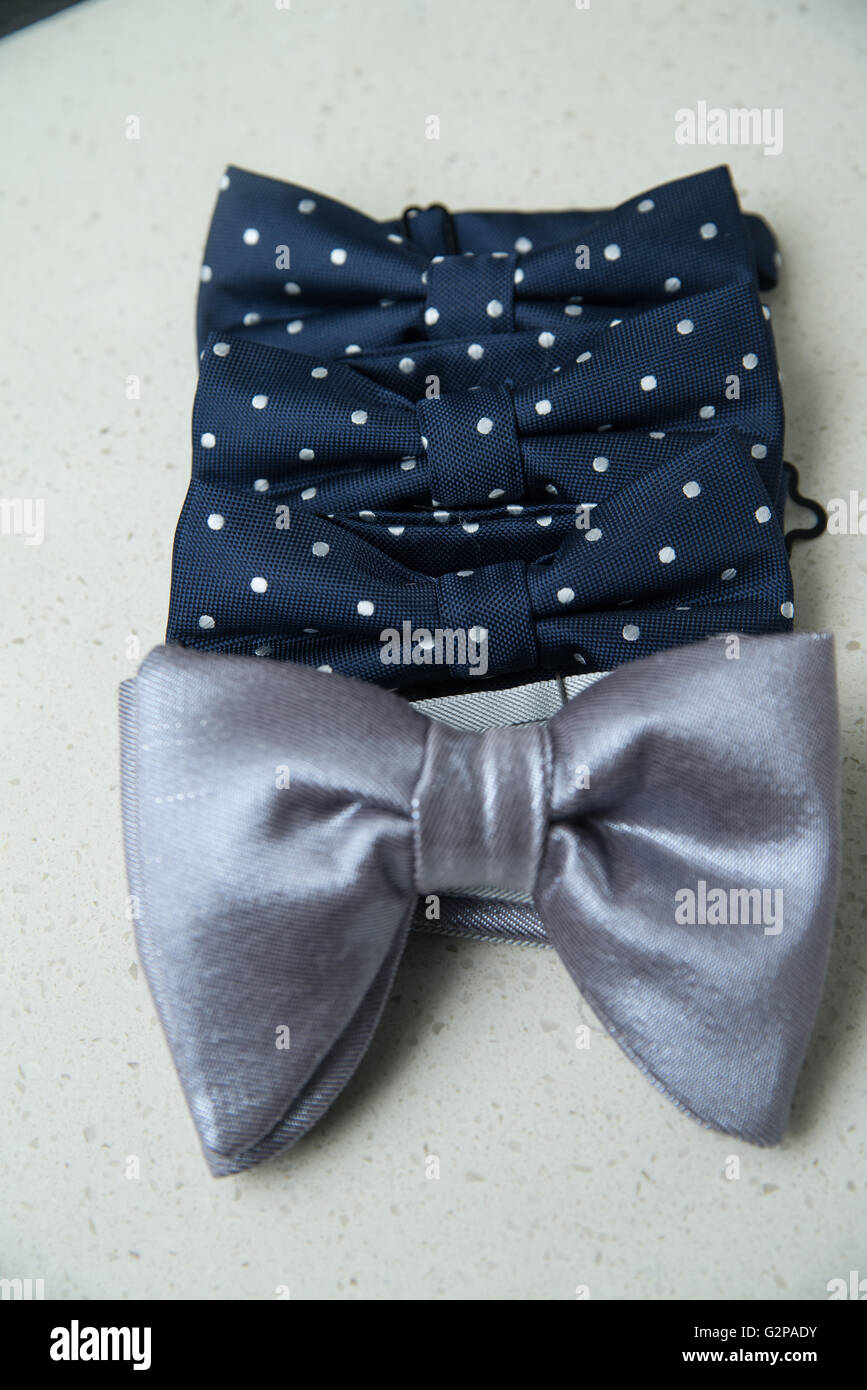 blaue und weiße Tupfen bindet mit großen silbernen Krawatte Stockfoto
