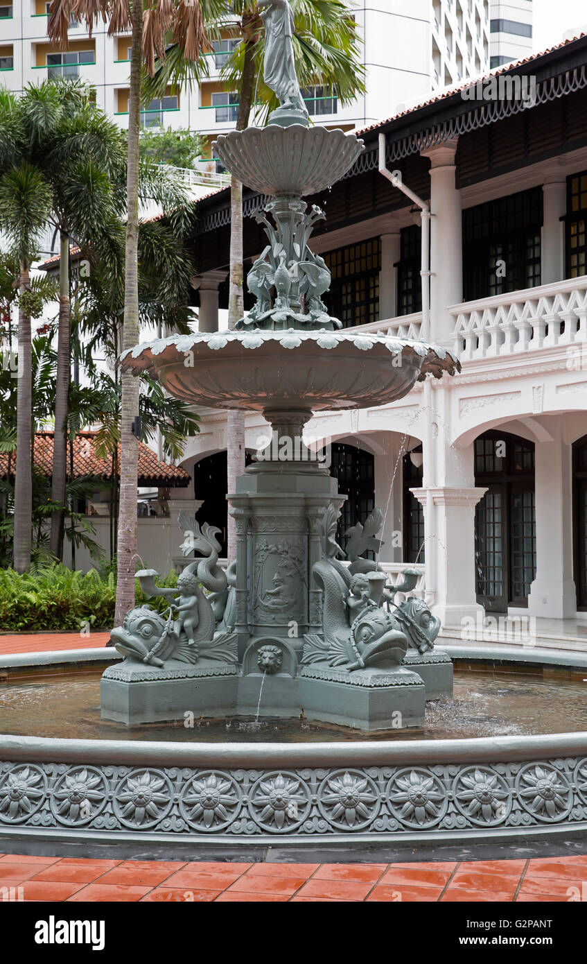 Brunnen im Hof des Raffles Hotel in Singapur Stockfoto