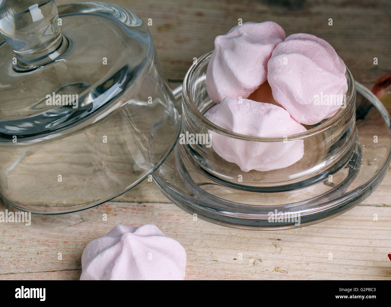 Süßen Baiser in sanften Pastell-Farben in Glasschale Stockfoto