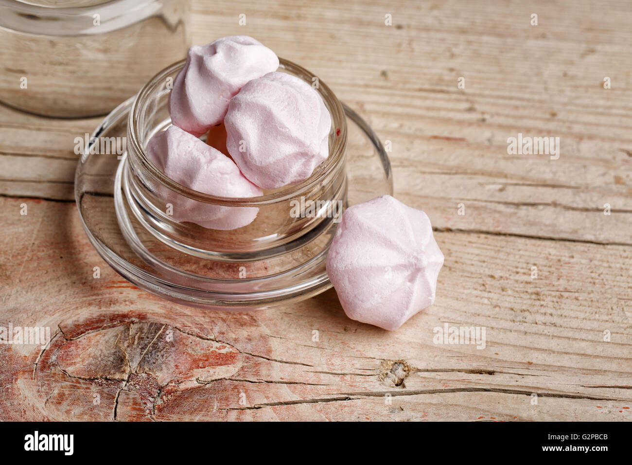 Süßen Baiser in sanften Pastell-Farben in Glasschale Stockfoto