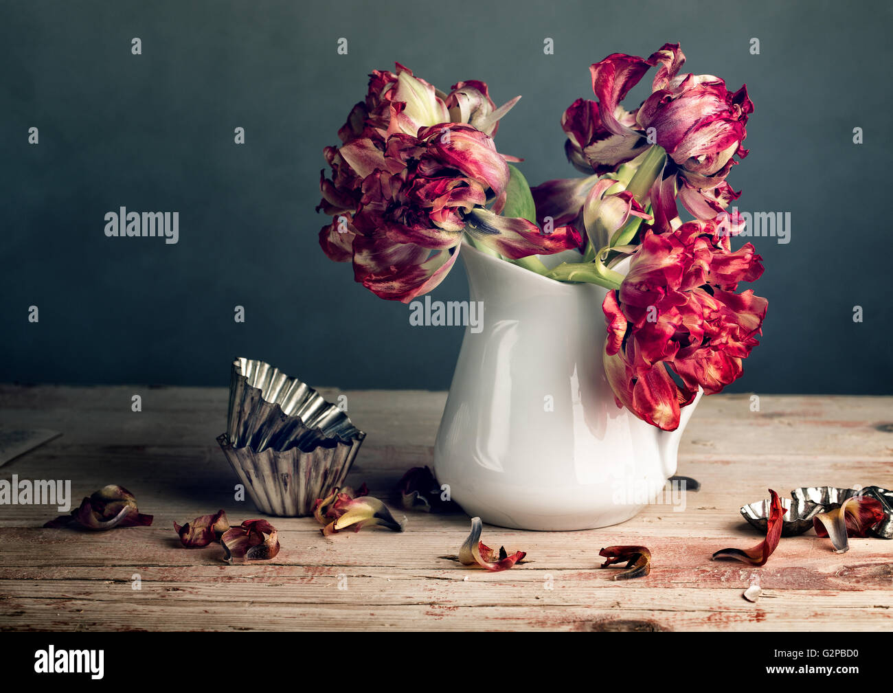 Stillleben mit rote Tulpe Blumen in Porzellan Dose Stockfoto