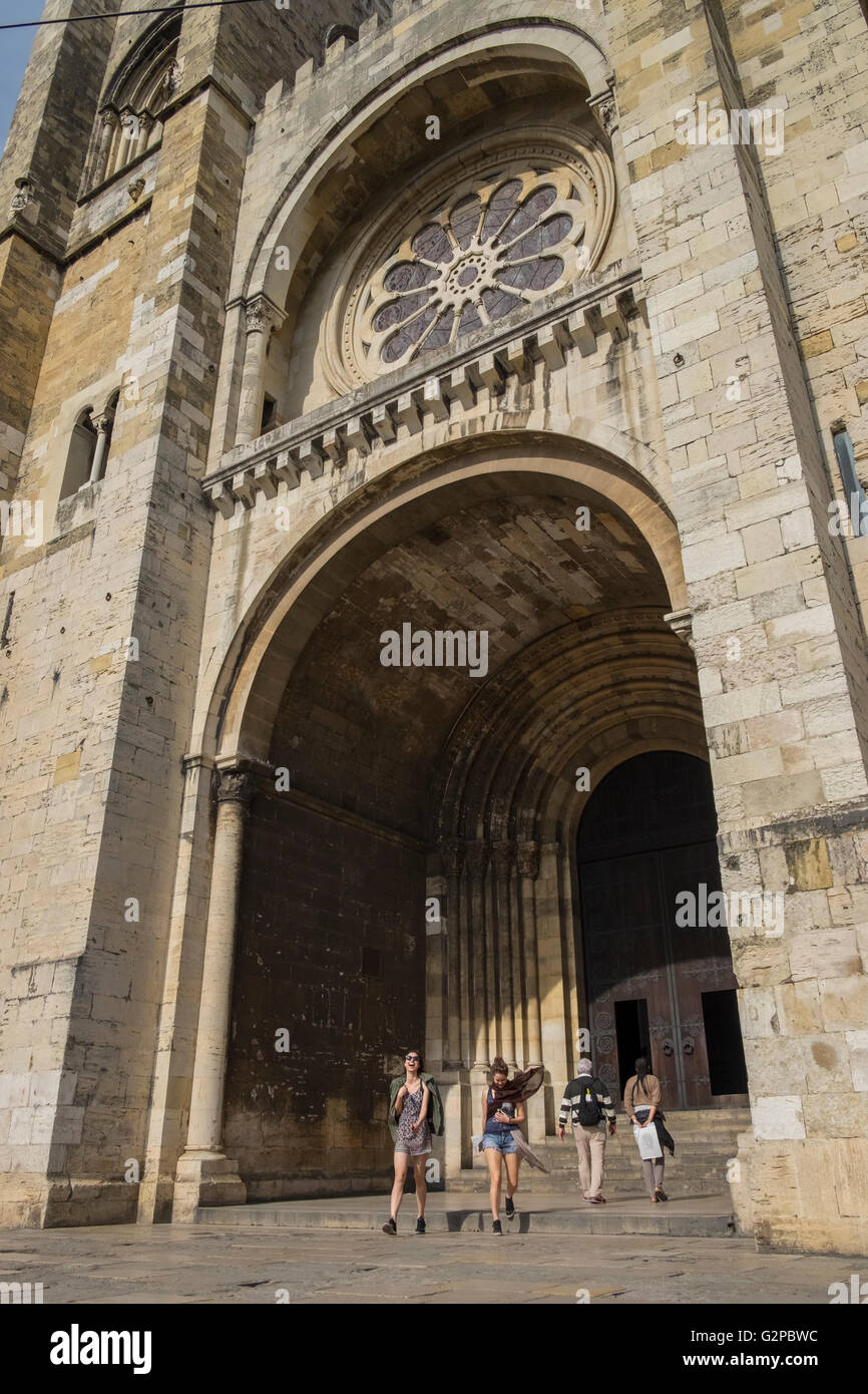 Eingang zur Kathedrale von Lissabon (auch bekannt als patriarchalische Kathedrale von St. Mary Major), Lissabon, Portugal Stockfoto