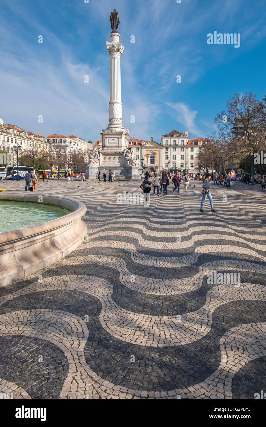 Rossio Platz, Lissabon, Portugal, mit der Spalte von König Pedro IV im Hintergrund. Stockfoto