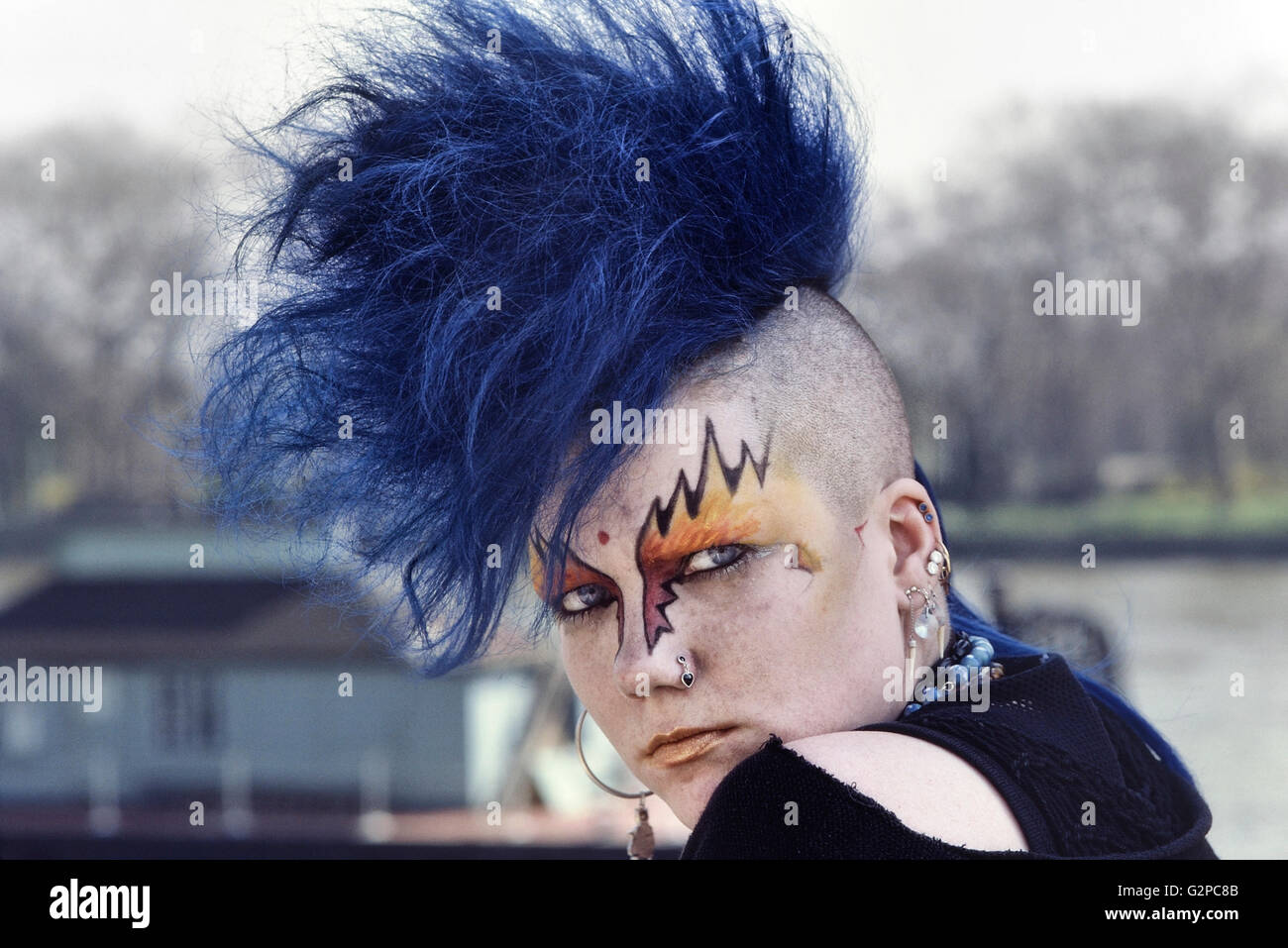 Weibliche Punkrocker mit blauen Haaren der Mohikaner. London. VEREINIGTES KÖNIGREICH. Europa Stockfoto