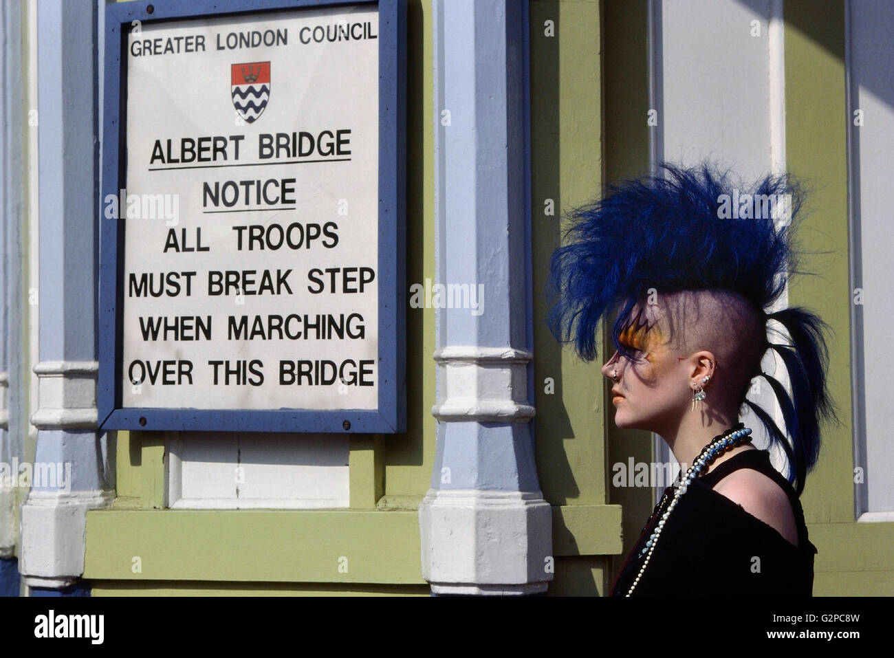 Weibliche Punkrocker neben ein Schild an Albert Bridge steht. London. England. VEREINIGTES KÖNIGREICH. Europa Stockfoto