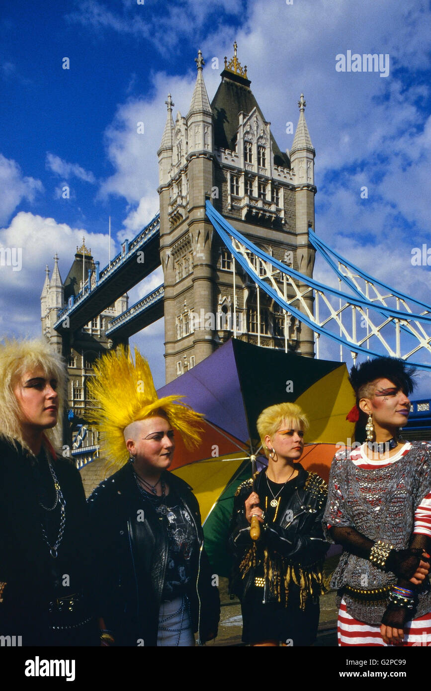 Weibliche Punks vor der Tower Bridge. London. England. VEREINIGTES KÖNIGREICH. Europa Stockfoto