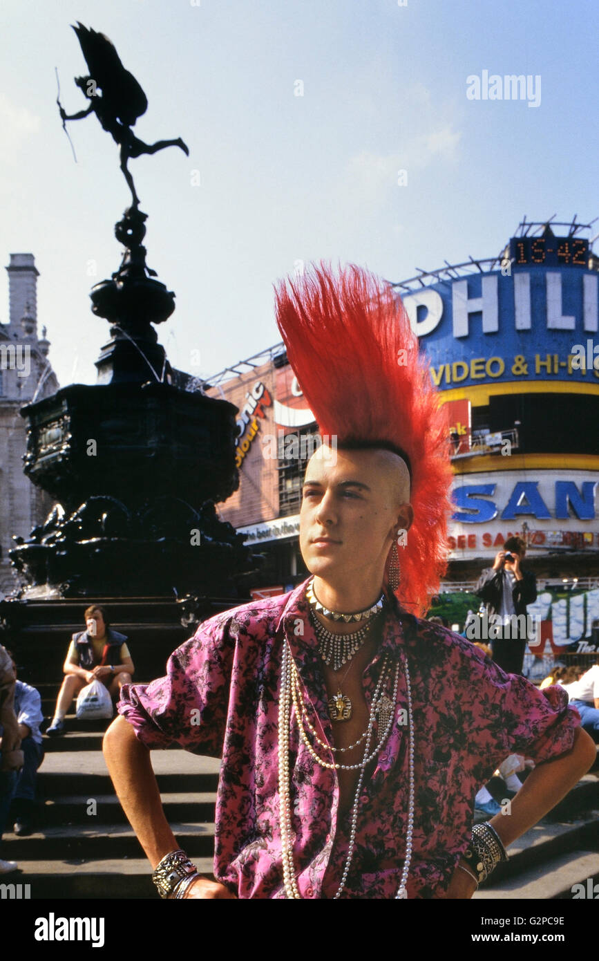Matt Belgrano "der Gentleman-Punk" am Piccadilly Circus. London Großbritannien 1986 Stockfoto