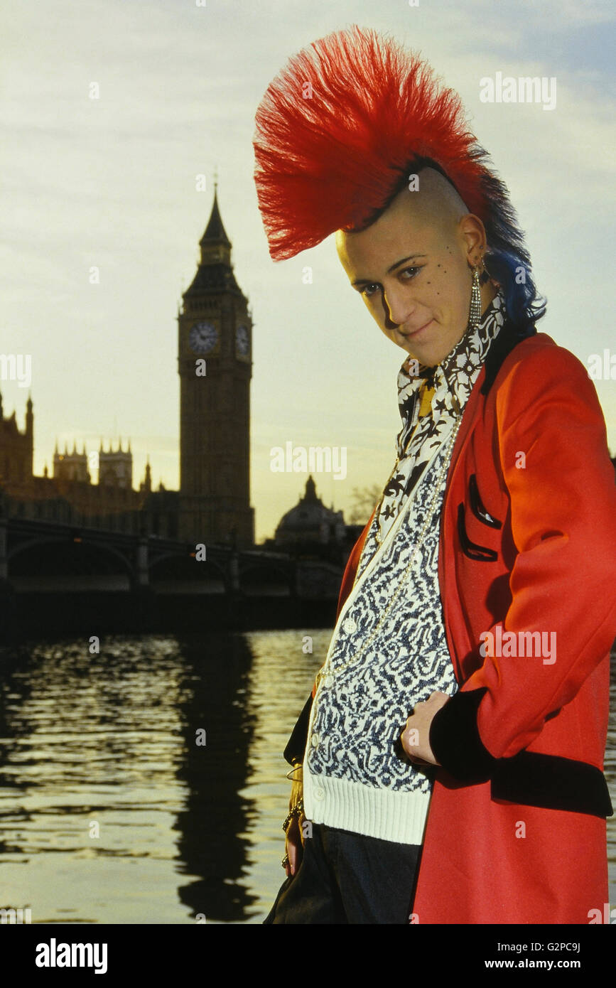 Punk-Rocker Matt Belgrano, „der Gentleman Punk“, trägt eine rote Teddy Boy Drape Jacke. London, England, Großbritannien, um 1980 Stockfoto