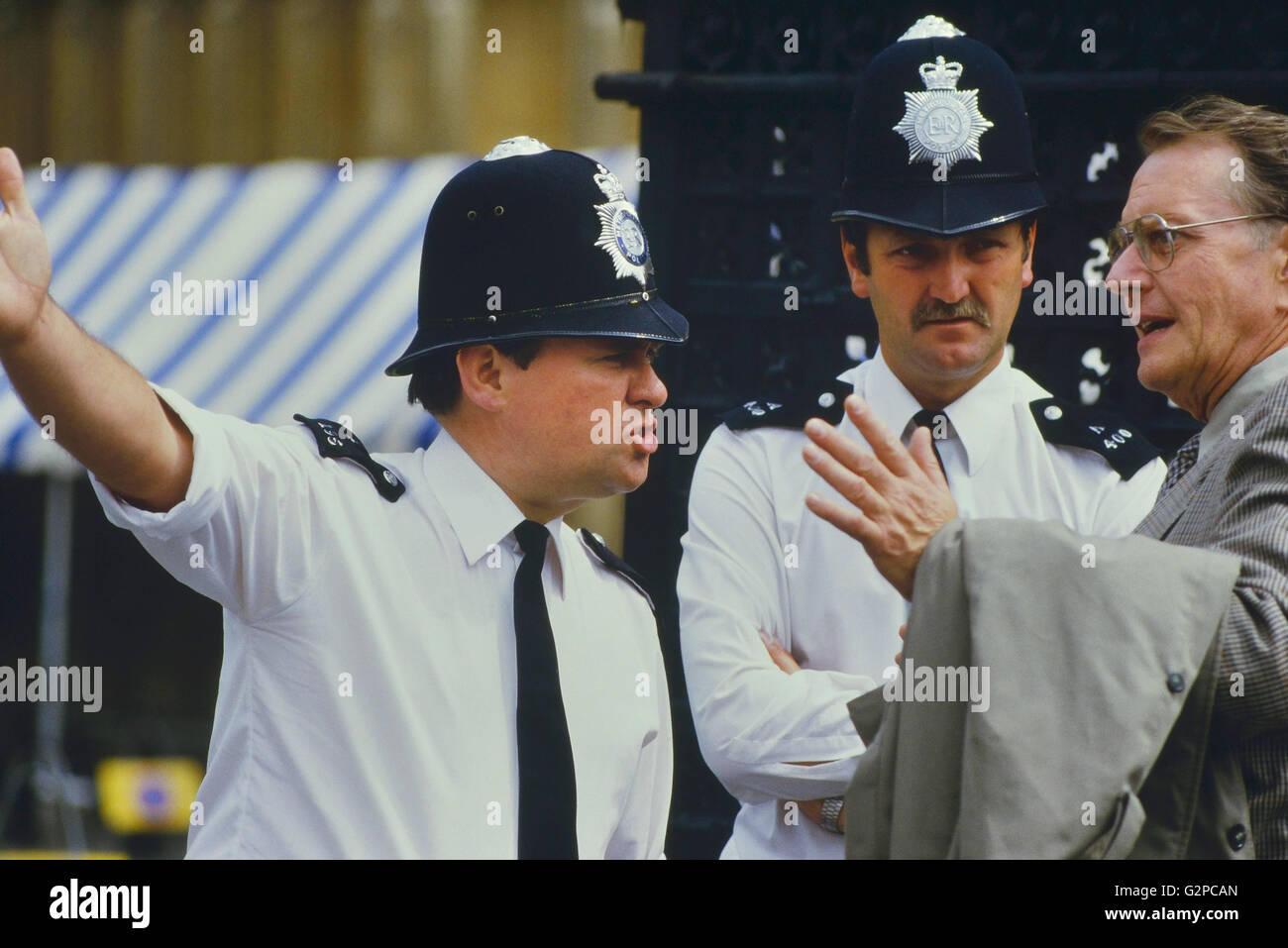 Ein Mann fragt die Polizei für die Anreise. London. England. UK. Europa. Ca. 80er Stockfoto