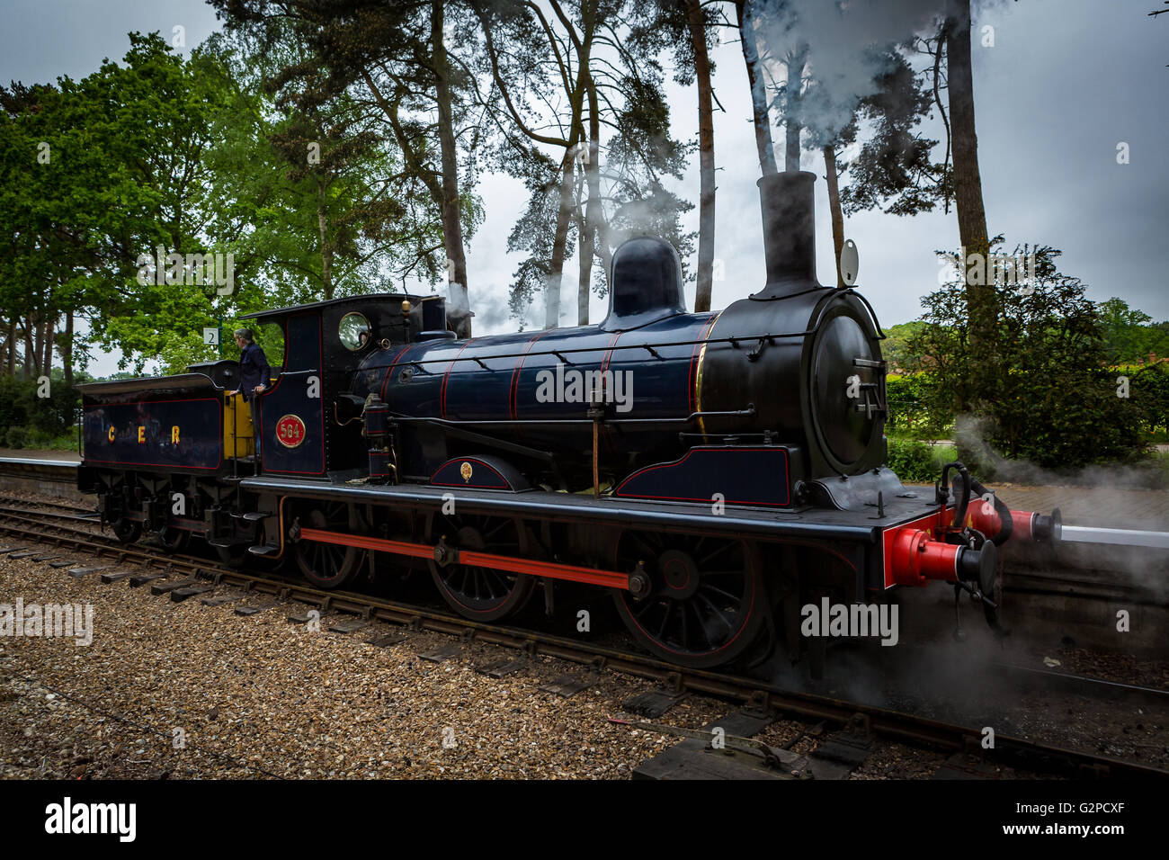 Dampfzug dampfend auf den Gleisen der Nordnorfolkbahn Stockfoto